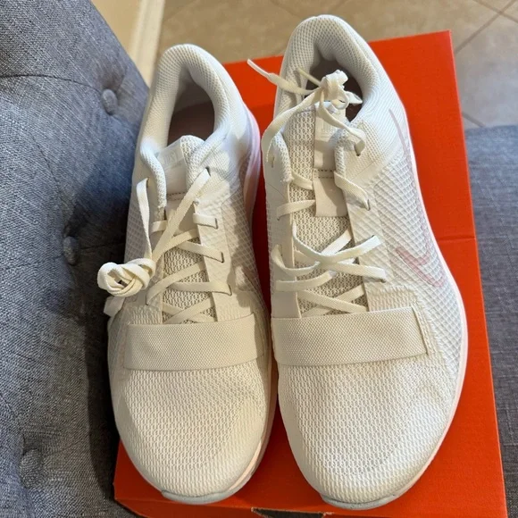 Nike MC Trainer 2 Womens Size 10 Shoes Beige Training Sneakers Gym NIB - Picture 7 of 8